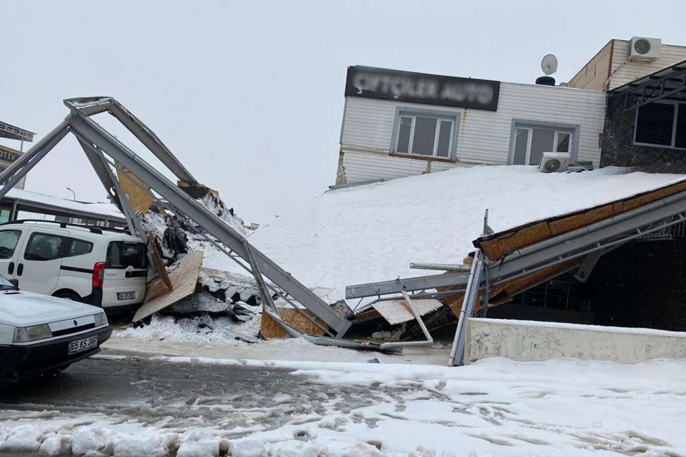 Şanlıurfa'da oto galericiler sitesinde çatı çöktü